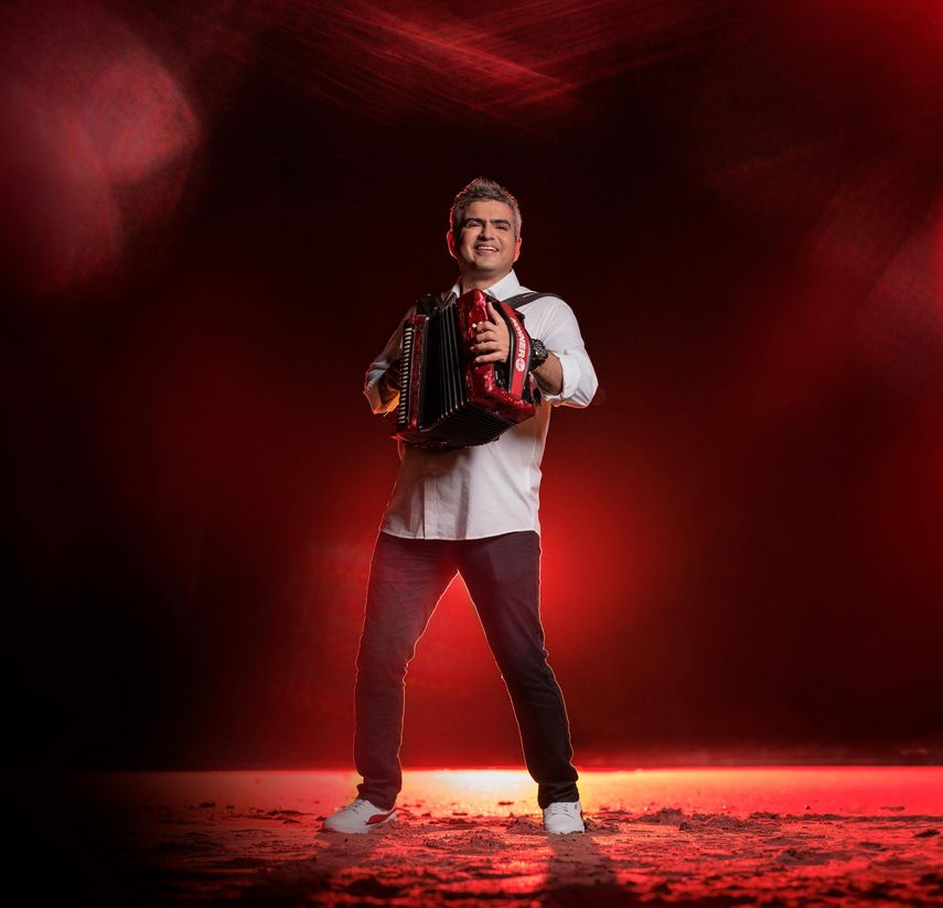 En una época donde muchos artistas prefieren lanzar sencillos, Jhonathan Chávez se atreve a ir más allá con el lanzamiento de su nuevo EP titulado "Ellas Mandan". En una época donde muchos artistas prefieren lanzar sencillos, Jhonathan Chávez se atreve a ir más allá con el lanzamiento de su nuevo EP titulado "Ellas Mandan".