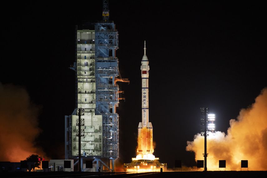 La misión tripulada china Shenzhou-23 despegó este domingo a las 23.08 hora local (15.08 GMT) con tres astronautas a bordo