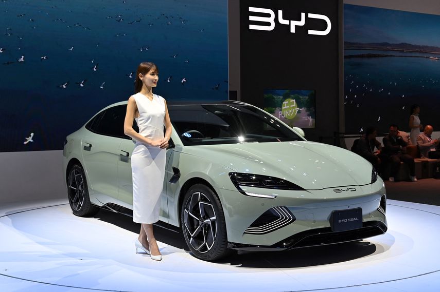 Autos chinos BYD superan a Tesla en ventas en el mundo