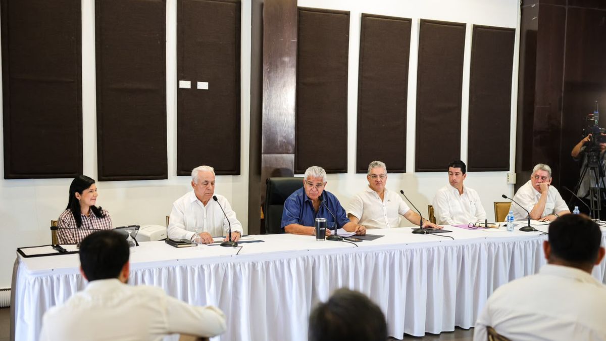 El presidente de la República, José Raúl Mulino, anunció ante productores agrícolas y ganaderos en Coclé soluciones para la formación e inserción laboral de los jóvenes en el sector agropecuario, con el fin de impulsar la producción nacional y aumentar el empleo en el interior del país. El presidente de la República, José Raúl Mulino, anunció ante productores agrícolas y ganaderos en Coclé soluciones para la formación e inserción laboral de los jóvenes en el sector agropecuario, con el fin de impulsar la producción nacional y aumentar el empleo en el interior del país.