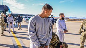 EEUU difunde primer video del vuelo inicial hacia Guantánamo de migrantes arrestados
