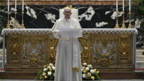 Papa pide compartir vacunas con los países pobres en Pascua marcada por la pandemia