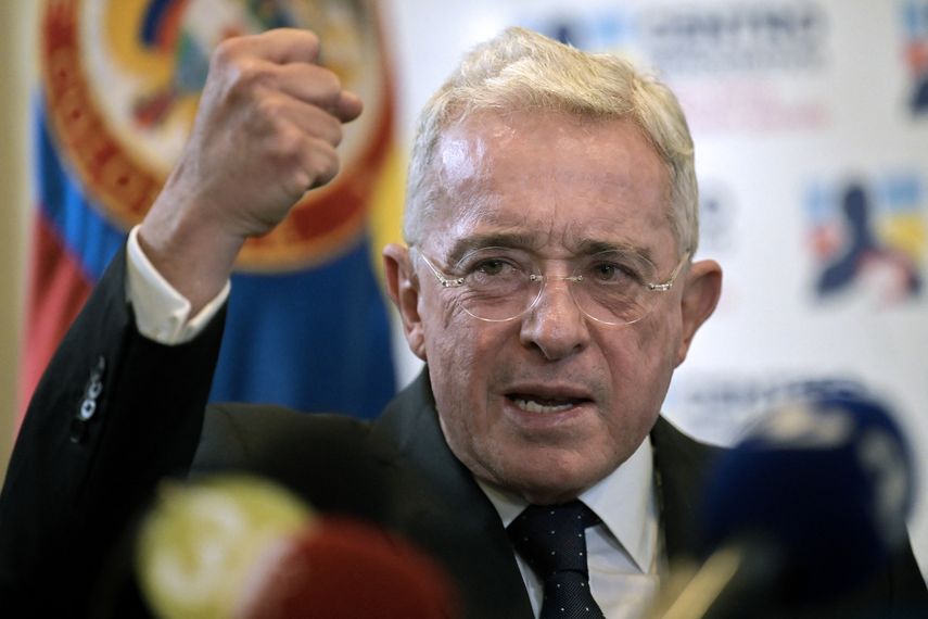 Expresidente Uribe niega soborno de testigos en histórico juicio en Colombia