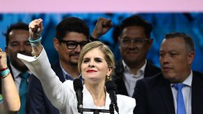 La derechista Laura Fernández fue elegida presidenta de Costa Rica al arrasar en las elecciones del domingo con su promesa de mano dura contra el narcotráfico, en este país que por años fue considerado uno de los más seguros del continente.
