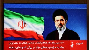 El nuevo líder supremo de Irán, Mojtaba Jameneí, sigue sin aparecer en público pero este jueves la televisión estatal leyó un comunicado con tono desafiante que deja entrever que Irán aún quiere seguir dando batalla a Israel y Estados Unidos.