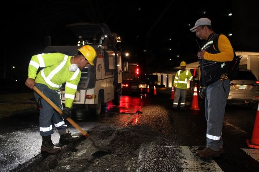 Sabonge hace recorrido nocturno en trabajos de Av. Balboa.