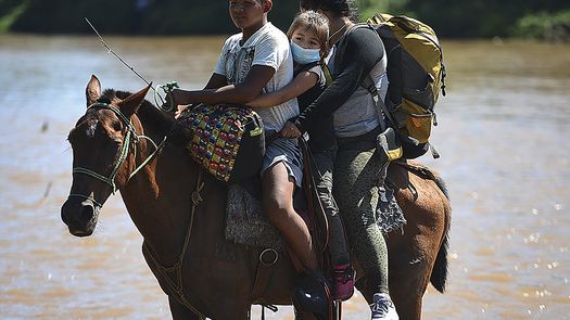 A caballo y en balsas, nicaragüenses cruzan hacia Honduras a vacunarse contra el covid