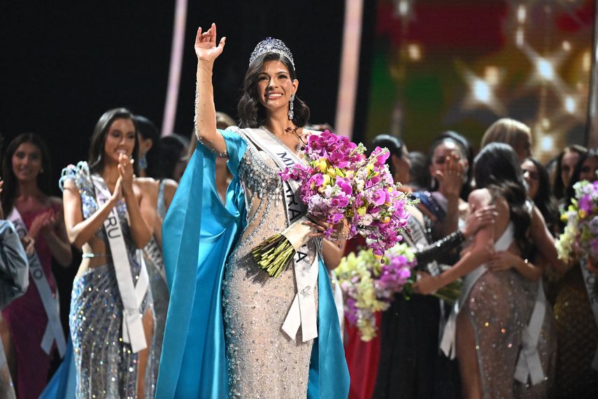 Daniel Ortega expulsó de Nicaragua a familia de la Miss Universo Sheynnis Palacios. Daniel Ortega expulsó de Nicaragua a familia de la Miss Universo Sheynnis Palacios.
