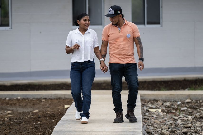 La pareja forma parte del centenar de rebeldes exguerrilleros que hace poco más de dos meses aceptaron un acuerdo de una disidencia de las extintas FARC con el presidente izquierdista Gustavo Petro para iniciar su tránsito a la vida civil.