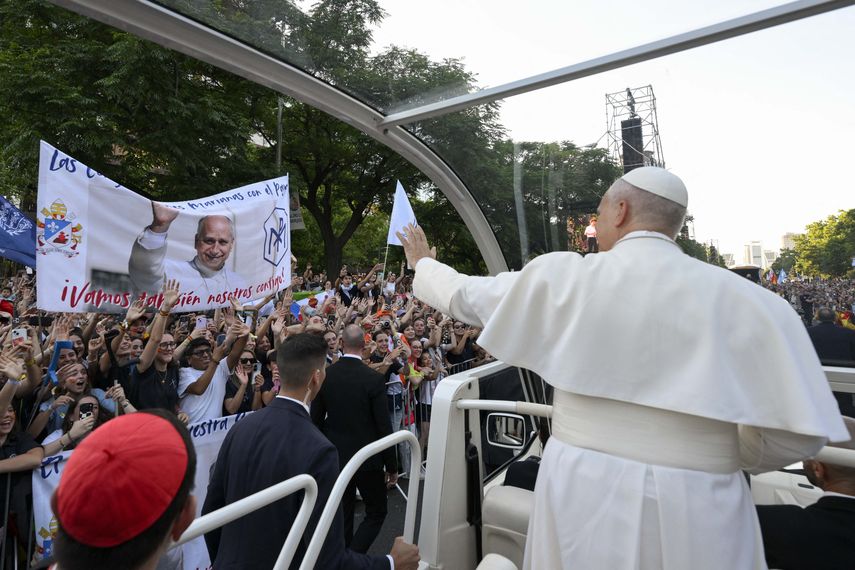 El papa pide acabar con la polarización en su primer día en España