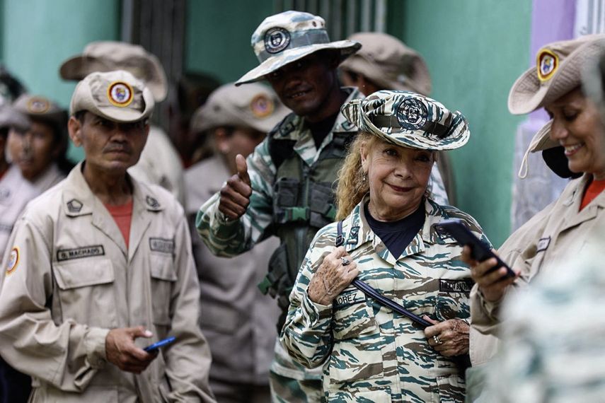 Venezuela anunció el lunes el despliegue de 15.000 efectivos de sus cuerpos de seguridad en la frontera con Colombia para operaciones contra el narcotráfico, en momentos en que Estados Unidos acusa al presidente Nicolás Maduro de encabezar un cartel de drogas. Venezuela anunció el lunes el despliegue de 15.000 efectivos de sus cuerpos de seguridad en la frontera con Colombia para operaciones contra el narcotráfico, en momentos en que Estados Unidos acusa al presidente Nicolás Maduro de encabezar un cartel de drogas.