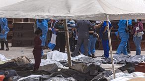 Familiares intenta reconocer a los fallecidos. EFE