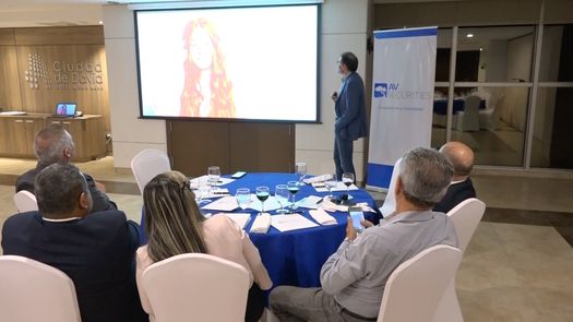 Inversionistas y empresarios chiricanos se reunieron para escuchar las perspectivas mundiales y alternativas financieras en un foro realizado en David por una empresa de analistas y facilitadores.