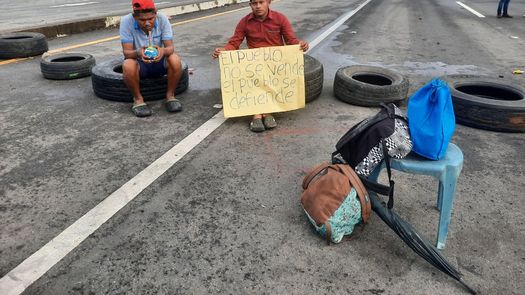 Miembros de la comarca Ngäbe-Buglé en la vía interamericana en Chiriquí, mantienen cierre a pesar del anuncio del presidente Laurentino Cortizo.