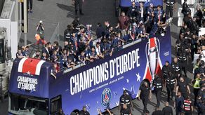 Baño de masas del PSG campeón de Europa en los Campos Elíseos de París