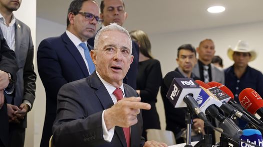Álvaro Uribe recibe la boleta de libertad y convoca de inmediato un primer acto público