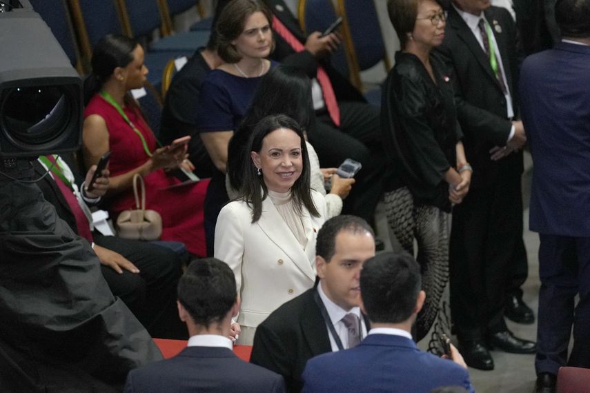 La líder de la oposición venezolana María Corina Machado aplaudió este miércoles la ceremonia de cambio de mando en Chile entre el progresista Gabriel Boric y el ultraderechista José Antonio Kast y aseguró que los venezolanos anhelan un gesto tan simple como que un presidente se quite la banda y se la ponga a otro.