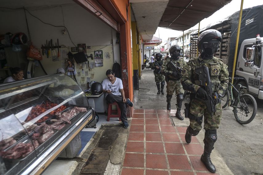 El sistema penitenciario de Colombia, alberga a más de 190.000 presos en serias condiciones de hacinamiento, según cifras oficiales. El sistema penitenciario de Colombia, alberga a más de 190.000 presos en serias condiciones de hacinamiento, según cifras oficiales.