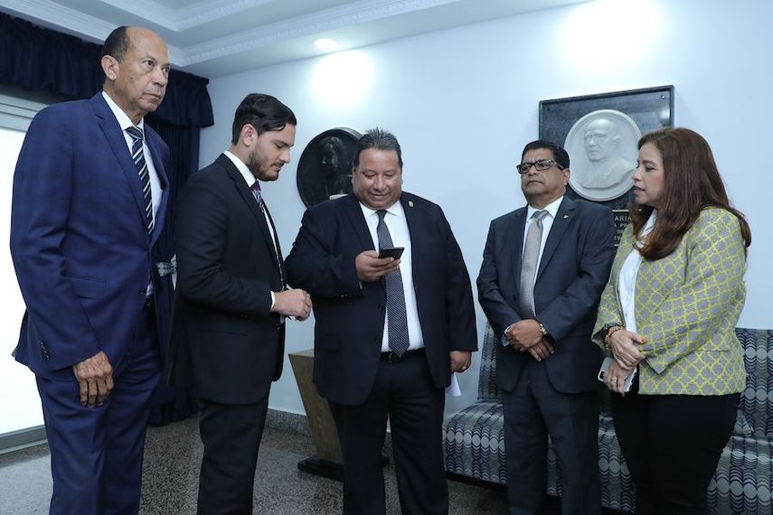 En el acto, el presidente de la Asamblea Nacional, Jaime Vargas, ordenó conformar una comisión que comunicaría al Presidente Cortizo la clausura del periodo. En el acto, el presidente de la Asamblea Nacional, Jaime Vargas, ordenó conformar una comisión que comunicaría al Presidente Cortizo la clausura del periodo.