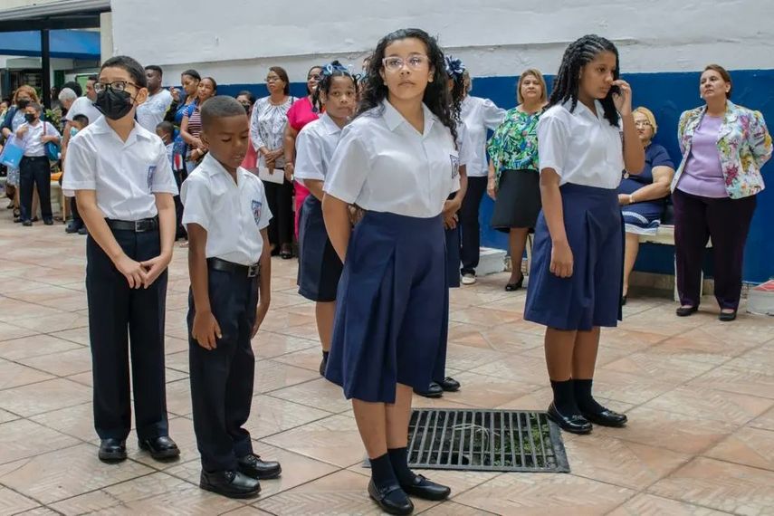 El Ministerio de Educación (MEDUCA) emitió el Resuelto No.887-AL de 23 de marzo de 2023, que obliga a todas las escuelas y colegios en el país a adoptar medidas encaminadas a evitar actos discriminatorios en contra de los estudiantes de cualquier etnia y cultura.