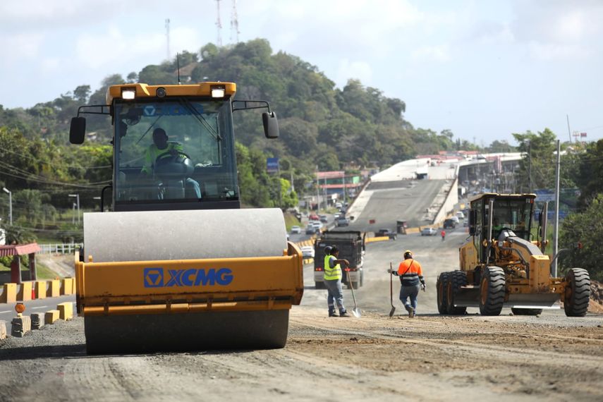 El Ministerio de Obras Públicas (MOP), a través de la empresa contratista Grupo Puentes y Calzadas Infraestructuras S.L.U. sucursal Panamá, avanza con un 72% de ejecución en la ampliación a seis carriles del Corredor de Playas. El Ministerio de Obras Públicas (MOP), a través de la empresa contratista Grupo Puentes y Calzadas Infraestructuras S.L.U. sucursal Panamá, avanza con un 72% de ejecución en la ampliación a seis carriles del Corredor de Playas.