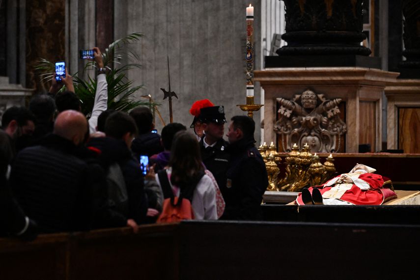 Benedicto XVI: Largas filas en día de capilla ardiente