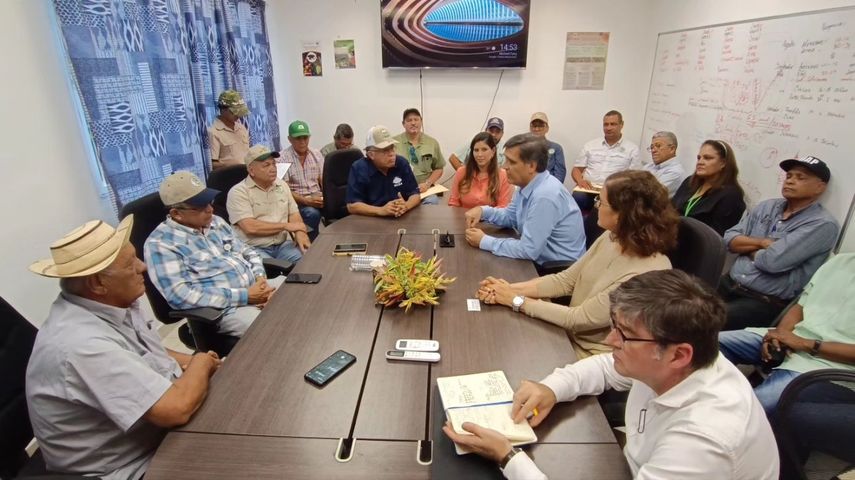 El ministro de Desarrollo Agropecuario (MIDA), Augusto Valderrama, dijo que apoyarán con semilla certificada a productores santeños de tomate industrial y con 1 balboa por quintal para que puedan aumentar su productividad. El ministro de Desarrollo Agropecuario (MIDA), Augusto Valderrama, dijo que apoyarán con semilla certificada a productores santeños de tomate industrial y con 1 balboa por quintal para que puedan aumentar su productividad.