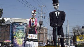 México celebra el Día de Muertos con restricciones y enlutado por el covid-19