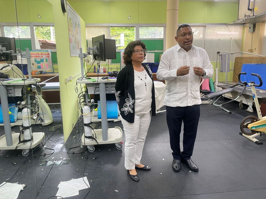 Vehículo Pitufo de la Policía causa daños en laboratorios de Medicina, denuncia la UP