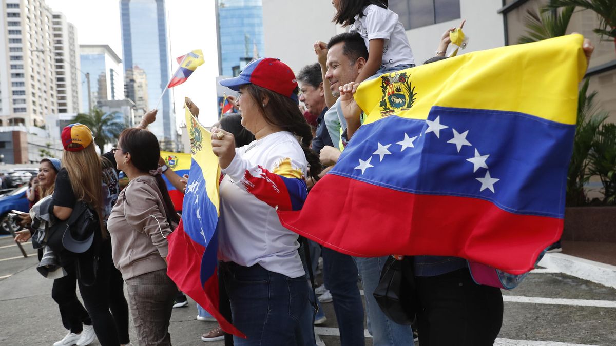 Cientos de venezolanos votan en Panamá con el anhelo de una Venezuela libre