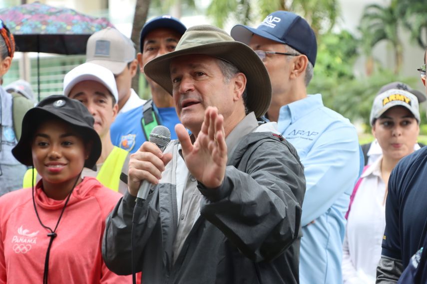 El ministro de Ambiente (MiAMBIENTE), Juan Carlos Navarro, ha emitido un contundente llamado a la acción frente a la crisis de gestión de residuos en el país. El ministro de Ambiente (MiAMBIENTE), Juan Carlos Navarro, ha emitido un contundente llamado a la acción frente a la crisis de gestión de residuos en el país.
