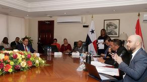 Comisión de Economía y Finanzas pide a Centros Comerciales una participación activa