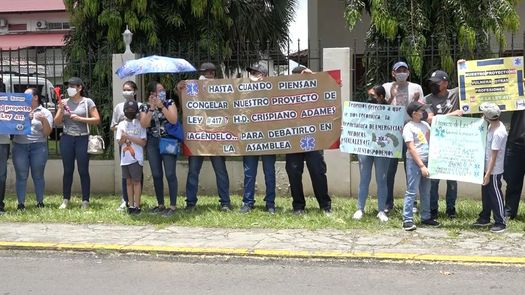 En la provincia de Chiriquí, estudiantes y trabajadores de emergencias protestaron para llamar la atención de las autoridades para retomar el proyecto de la ley 417 que los legaliza estableciendo deberes y escalafón salarial.