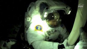 Dos astronautas de la ISS realizaron caminata espacial