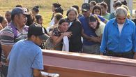Aquí también callamos porque tenemos miedo a que los próximos muertos seamos nosotros. Ya llevamos decenas de compañeros muertos en los últimos 30 años. Así lo afirmó a EFE un campesino que perdió a unos familiares en la masacre de 20 personas el pasado día 21 en la aldea de Rigores, situada en el sector del Aguán del conflictivo departamento de Colón, en Honduras. Aquí también callamos porque tenemos miedo a que los próximos muertos seamos nosotros. Ya llevamos decenas de compañeros muertos en los últimos 30 años. Así lo afirmó a EFE un campesino que perdió a unos familiares en la masacre de 20 personas el pasado día 21 en la aldea de Rigores, situada en el sector del Aguán del conflictivo departamento de Colón, en Honduras.