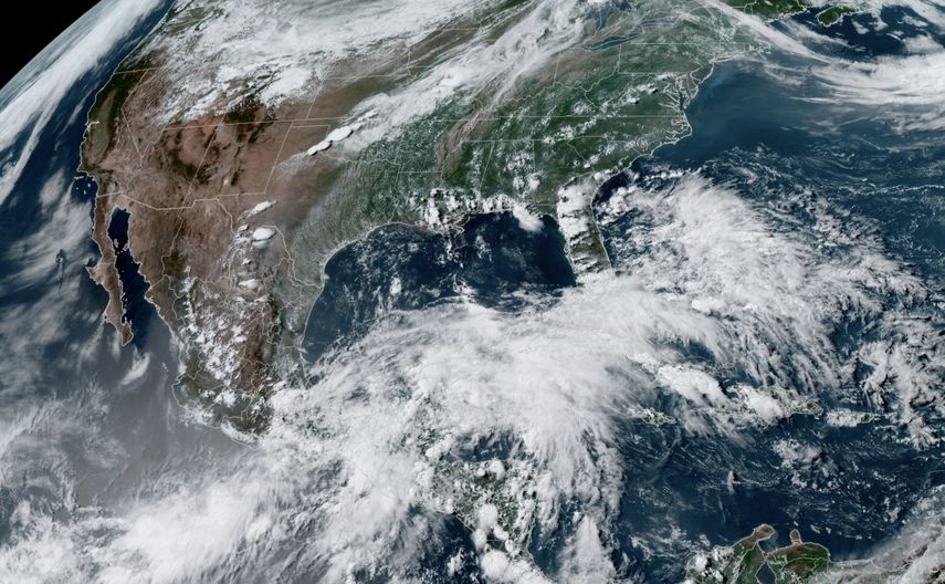 Huracán Norma toca tierra en México. AFP