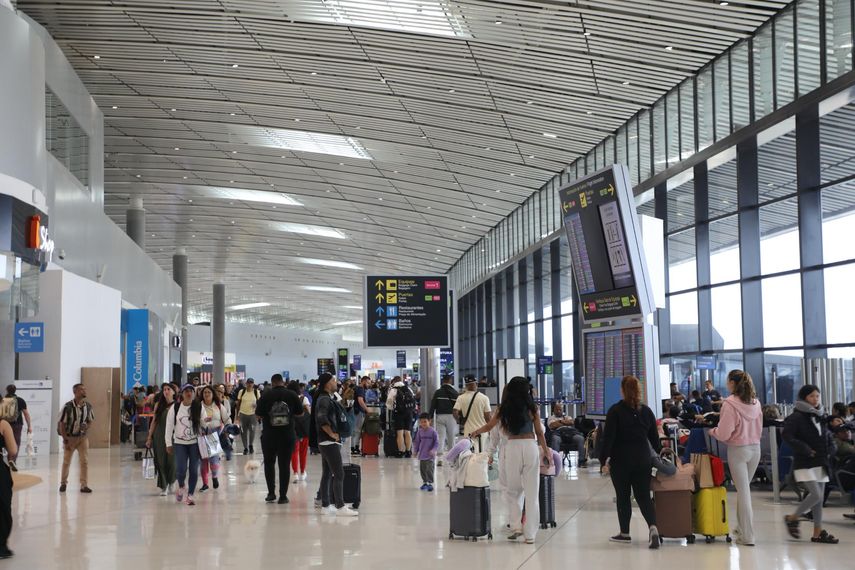 El Aeropuerto Internacional de Tocumen sigue consolidándose como el principal hub de conexión en Latinoamérica y El Caribe, alcanzando cifras récord en enero de 2025 en tráfico de pasajeros, operaciones aéreas y movimiento de carga. El Aeropuerto Internacional de Tocumen sigue consolidándose como el principal hub de conexión en Latinoamérica y El Caribe, alcanzando cifras récord en enero de 2025 en tráfico de pasajeros, operaciones aéreas y movimiento de carga.