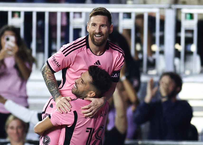 El Inter Miami anunció este jueves la renovación de Lionel Messi hasta el final de la temporada 2028 de la liga norteamericana (MLS), lo que garantiza que el astro argentino esté en activo durante la Copa del Mundo del año que viene. El Inter Miami anunció este jueves la renovación de Lionel Messi hasta el final de la temporada 2028 de la liga norteamericana (MLS), lo que garantiza que el astro argentino esté en activo durante la Copa del Mundo del año que viene.