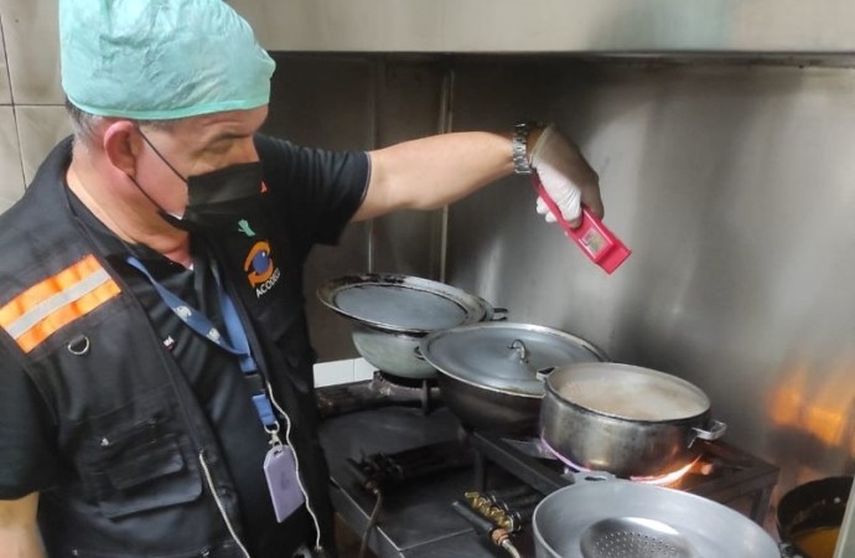 La Acodeco utiliza tiras de prueba reactivas para medir la calidad de los aceites utilizado en la fritura de alimentos. La Acodeco utiliza tiras de prueba reactivas para medir la calidad de los aceites utilizado en la fritura de alimentos.