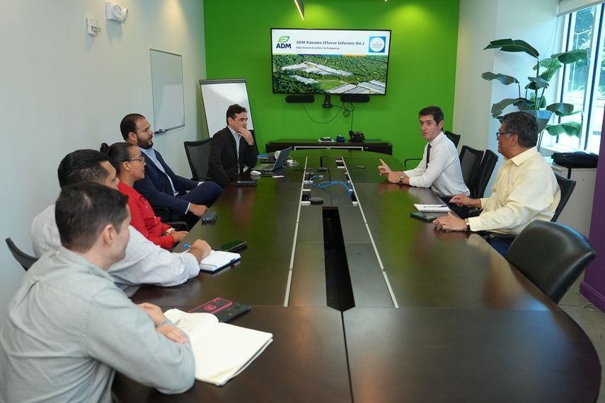 Durante una reciente visita a Panamá Pacífico, el viceministro de Comercio Exterior del (MICI), Carlos Hoyos, junto con el equipo de la Dirección Nacional de Promoción de las Exportaciones, realizó un recorrido por dos multinacionales. Durante una reciente visita a Panamá Pacífico, el viceministro de Comercio Exterior del (MICI), Carlos Hoyos, junto con el equipo de la Dirección Nacional de Promoción de las Exportaciones, realizó un recorrido por dos multinacionales.