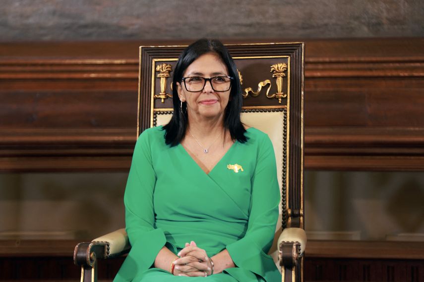 presidenta interina de Venezuela comienza a gobernar bajo presión presidenta interina de Venezuela comienza a gobernar bajo presión