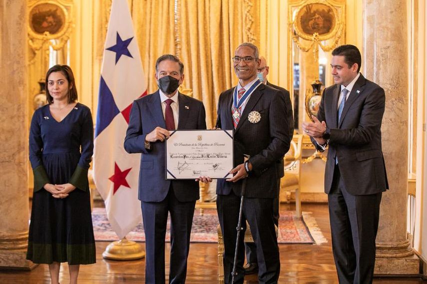 Cortizo otorga condecoración al Dr. Julio Escobar Villarrué