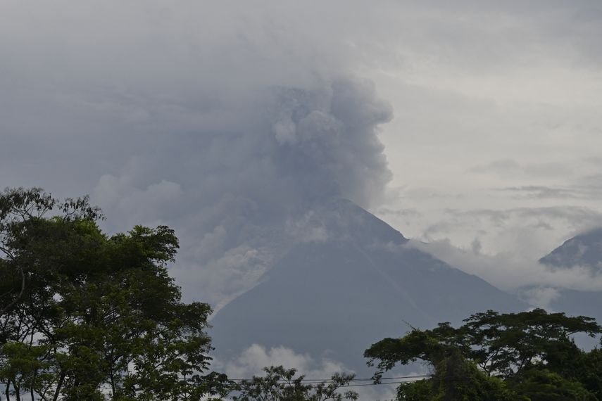 Casi 800 evacuados por erupción del volcán de Fuego en Guatemala