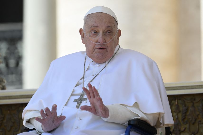 El papa Francisco recibió este miércoles al personal del hospital de Roma, donde fue tratado durante 38 días por una doble neumonía que lo llevó al borde de la muerte, anunció el Vaticano. El papa Francisco recibió este miércoles al personal del hospital de Roma, donde fue tratado durante 38 días por una doble neumonía que lo llevó al borde de la muerte, anunció el Vaticano.