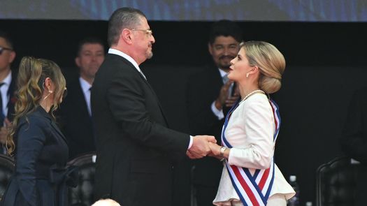 La derechista Laura Fernández asumió este viernes la presidencia de Costa Rica con un proyecto de mano dura contra el narcotráfico y concentración de poderes tutelado por su antecesor, inédito en un país considerado por mucho tiempo de los más seguros y democráticos de América. La derechista Laura Fernández asumió este viernes la presidencia de Costa Rica con un proyecto de mano dura contra el narcotráfico y concentración de poderes tutelado por su antecesor, inédito en un país considerado por mucho tiempo de los más seguros y democráticos de América.