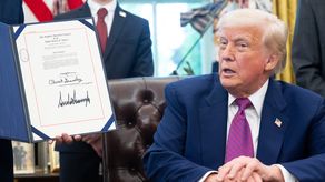 Trump lanza programa con vuelos gratuitos a migrantes para autodeportarse