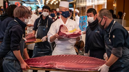 Atún japonés es vendido por 145.000 dólares en opacada subasta de año nuevo