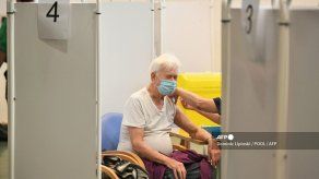 Nuevos centros de vacunación masiva abren en Inglaterra