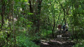 Turistas vacunados impulsan economía de Costa Rica