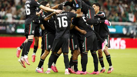 Un gol fortuito y una atajada milagrosa convirtieron este jueves a México, uno de los tres países anfitriones, en la primera selección clasificada a los dieciseisavos de final del Mundial de 2026. Un gol fortuito y una atajada milagrosa convirtieron este jueves a México, uno de los tres países anfitriones, en la primera selección clasificada a los dieciseisavos de final del Mundial de 2026.